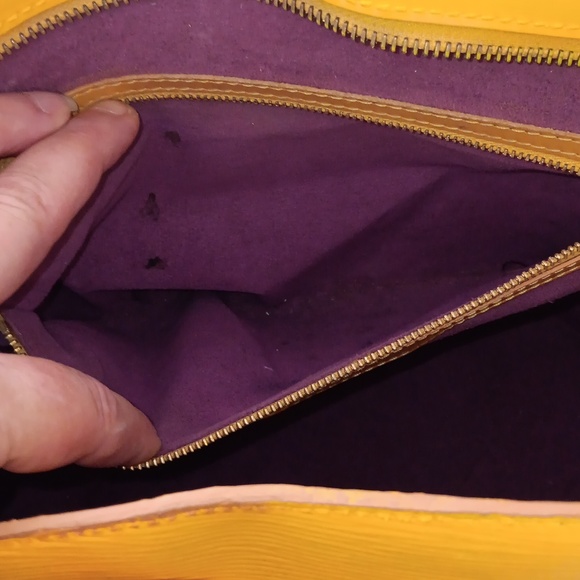 REHAB LOUIS VUITTON YELLOW EPI LEATHER SHOULDERBAG - Picture 14 of 17